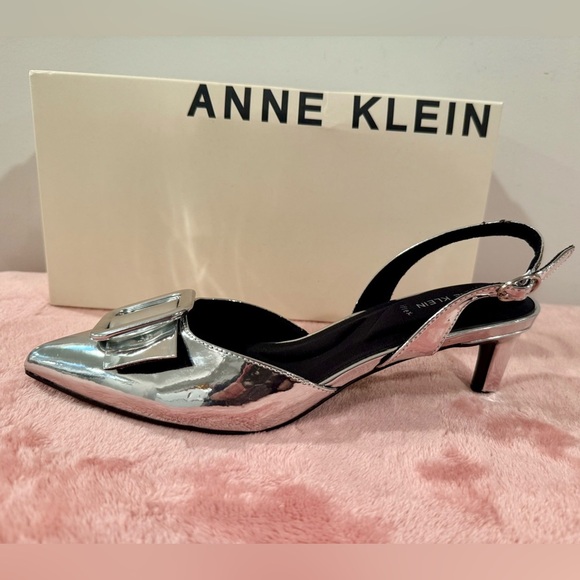 Anne Klein Metallic Silver Bernette Bow Pump heels /size 8.5 - Picture 4 of 8